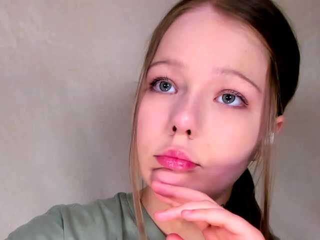 MelMooon Live Cam and Statistics on UnifiedCams