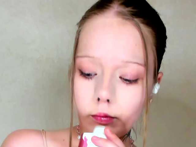 MelMooon live webcam show