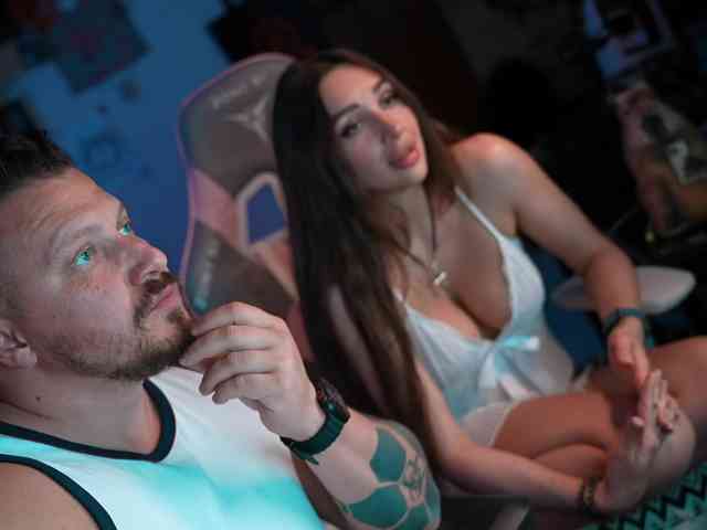 SnakeandTina webcam