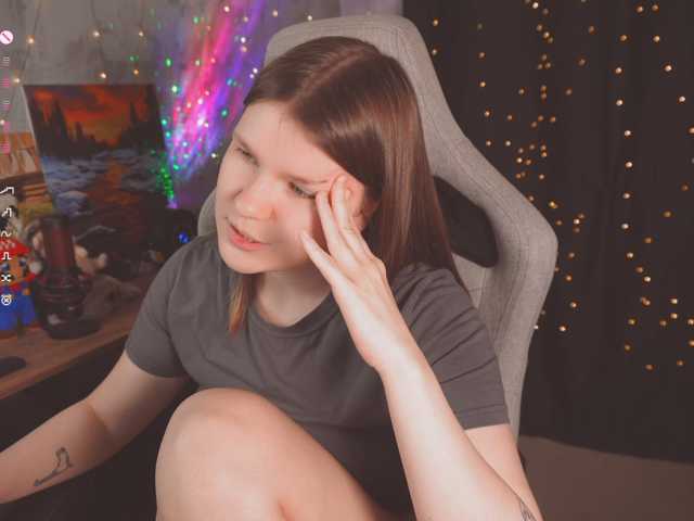 Live room thumbnail for cutesoneckaaa
