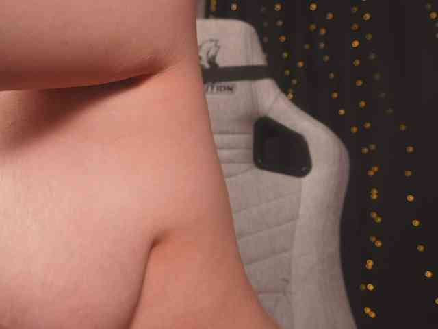 cutesoneckaaa webcam