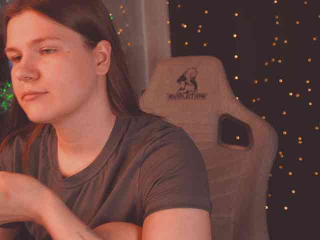 Cutesoneckaaa's cam show statistics and live stream