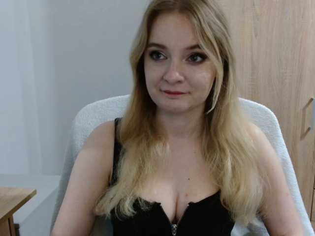 AlmaNatural live cam on BongaCams