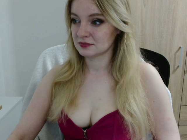 AlmaNatural live cam on BongaCams