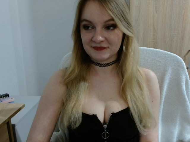 AlmaNatural live cam on BongaCams