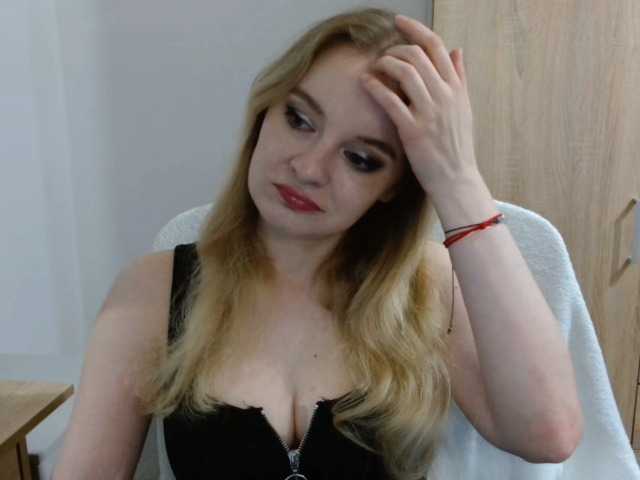 AlmaNatural live cam on BongaCams