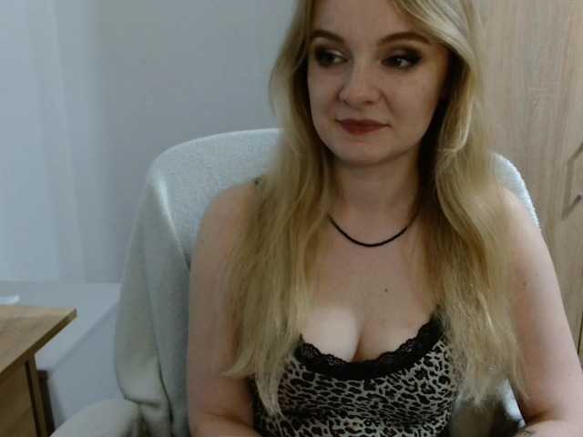 AlmaNatural live cam on BongaCams