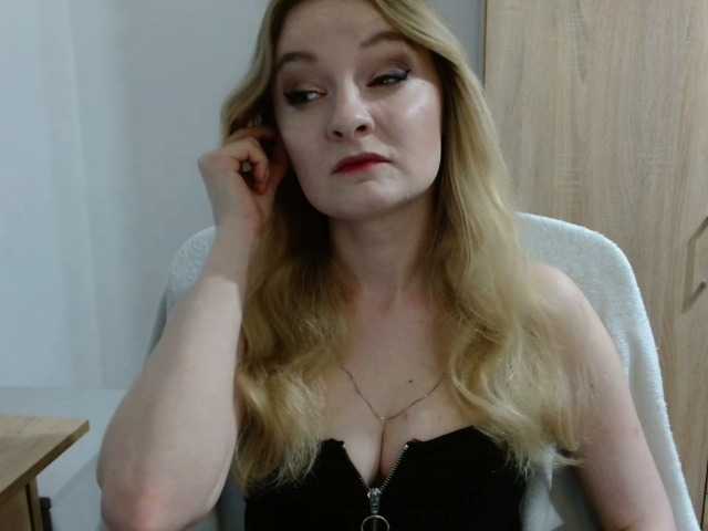 AlmaNatural live cam on BongaCams