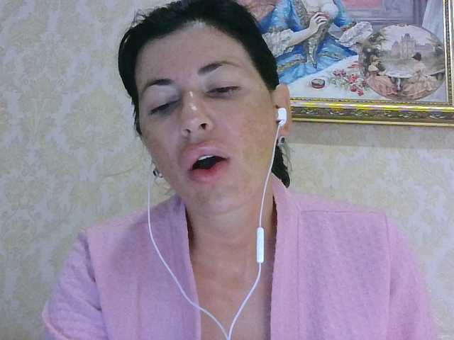 Rosalinda37 live cam on BongaCams