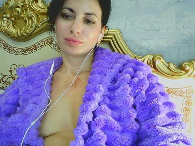 Rosalinda37, en directo ahora en BongaCams