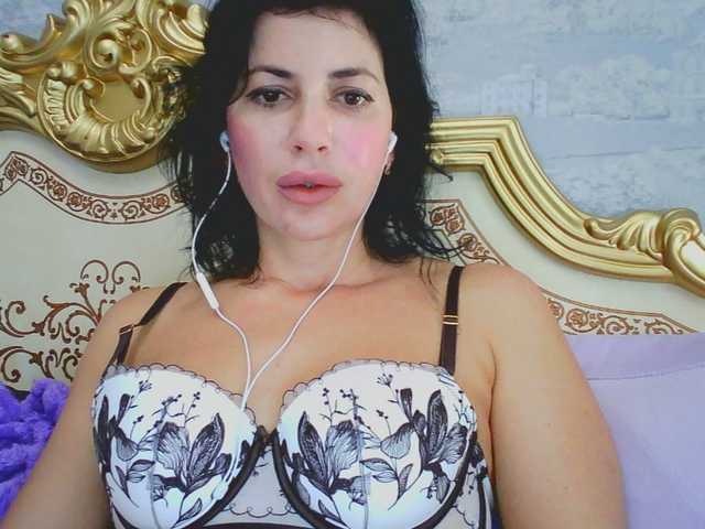 Rosalinda37 live cam on BongaCams