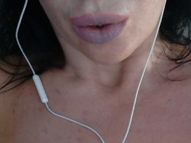 Rosalinda37 live cam on BongaCams