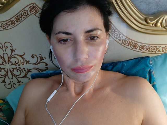 Rosalinda37 live cam on BongaCams