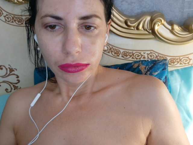 Rosalinda37 live cam on BongaCams