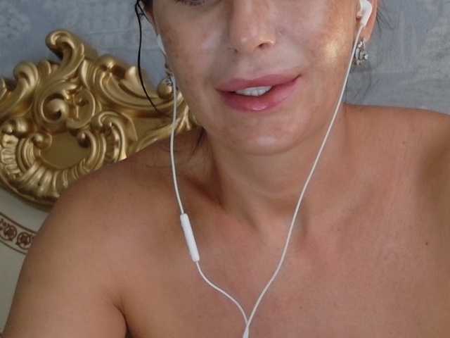 Rosalinda37 live cam on BongaCams