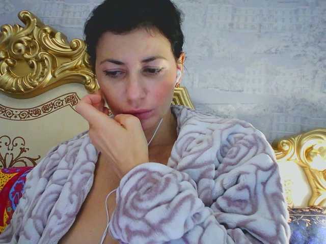 Rosalinda37, live now on BongaCams