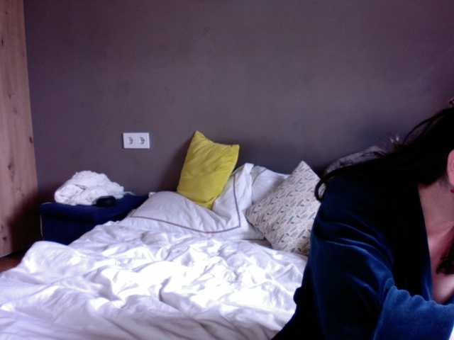 le modèle Succubus13 est en webcam porno dans un show sur le site bongacams, il possède les tags suivants: White/Caucasian,Brunette,Shaved