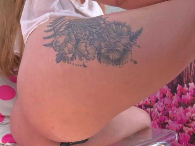 Erotic-cum live cam on BongaCams