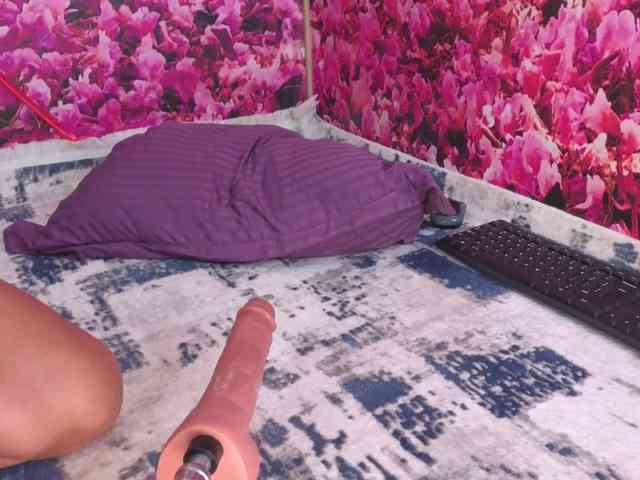 Erotic-cum Live Webcam on BongaCams