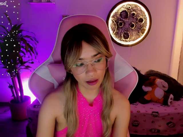 missnata — live female cam