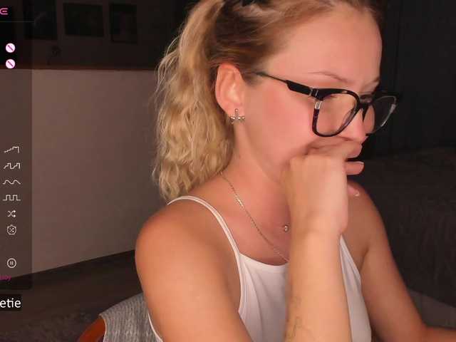 AprilCoy live webcam show