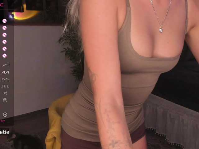 AprilCoy live cam on BongaCams