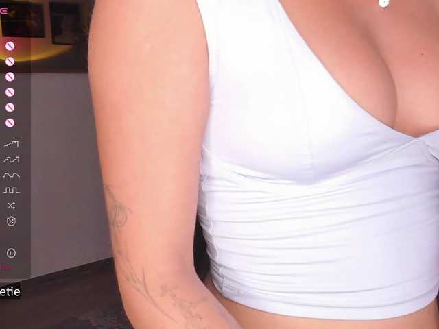 AprilCoy live cam on BongaCams