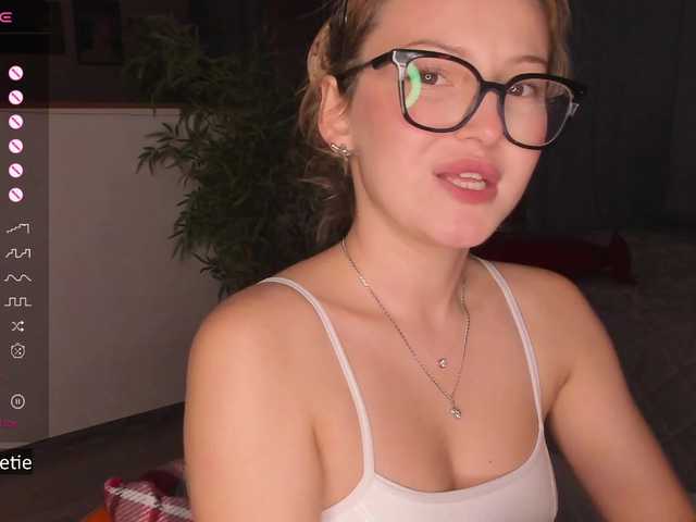 AprilCoy live cam on BongaCams