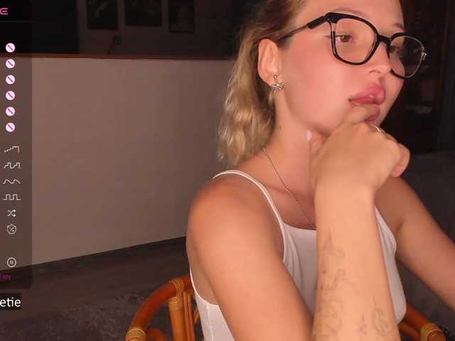 AprilCoy live webcam show