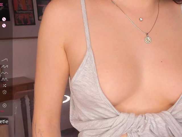 AprilCoy, live now on BongaCams