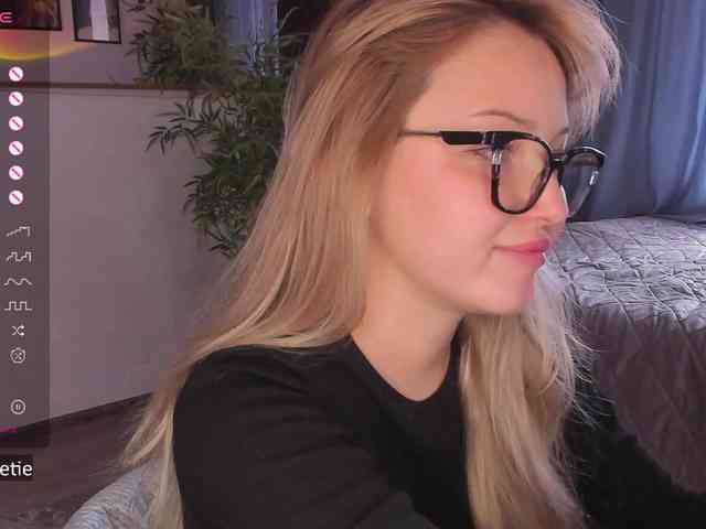 Модель: AprilCoy