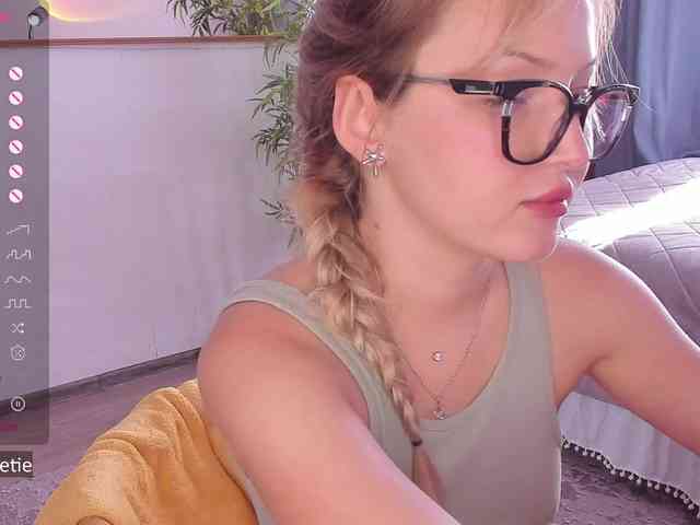 Модель: AprilCoy