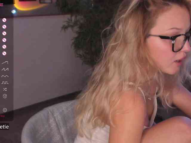 AprilCoy Live Webcam on BongaCams