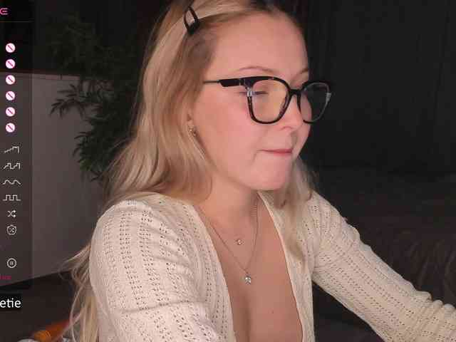 Модель: AprilCoy