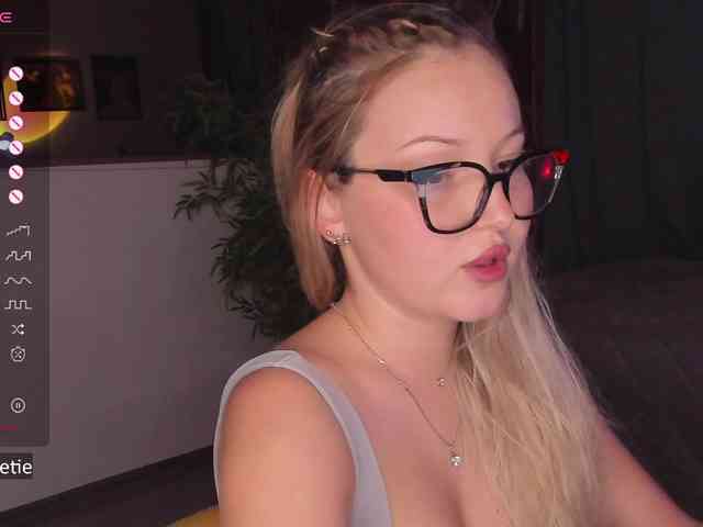 Модель: AprilCoy