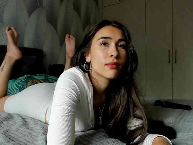 Bambiiiii's cam show statistics and live stream