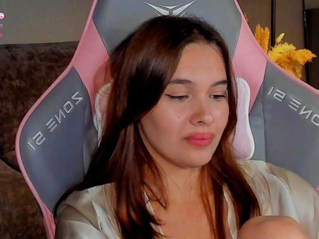 le modèle _Sweetie_ est en webcam porno dans un show sur le site bongacams, il possède les tags suivants: White/Caucasian,Brunette,Shaved