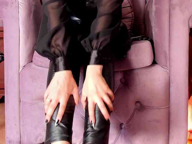 LadyLeather webcam