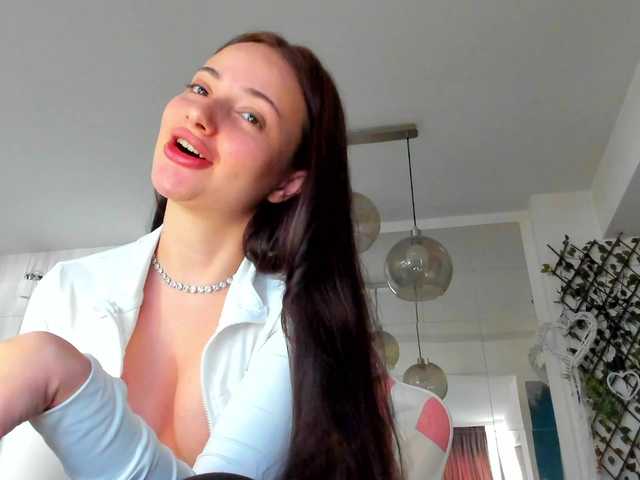 le modèle ireneVON est en webcam porno dans un show sur le site bongacams, il possède les tags suivants: White/Caucasian,Brunette,Shaved