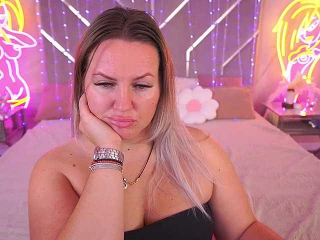 KiraCandyS live cam on BongaCams
