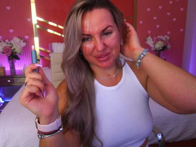 KiraCandyS live cam on BongaCams