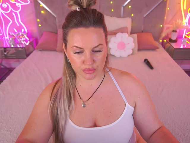 le modèle KiraCandyS est en webcam porno dans un show sur le site bongacams, il possède les tags suivants: White/Caucasian,Blonde,Shaved