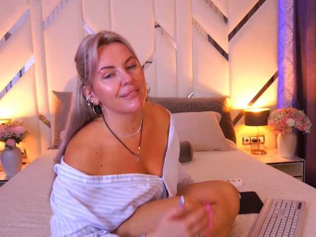 KiraCandyS live cam on BongaCams