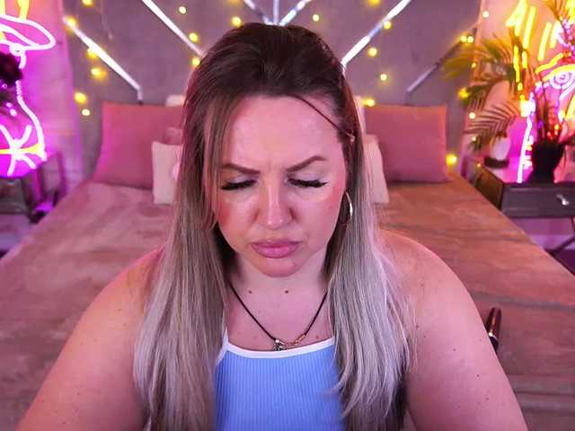 KiraCandyS's BongaCams show and profile