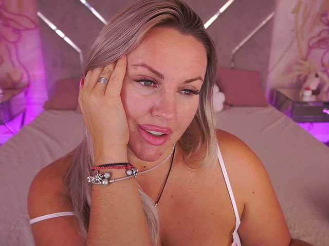 KiraCandyS live cam on BongaCams