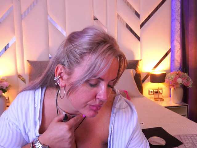 KiraCandyS live cam on BongaCams