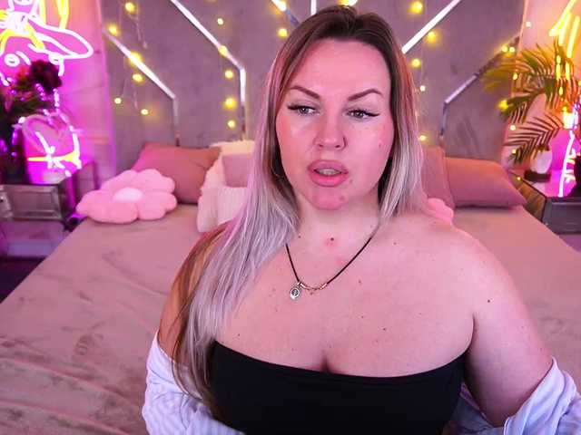 KiraCandyS's BongaCams show and profile