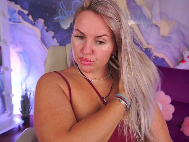 KiraCandyS live webcam show