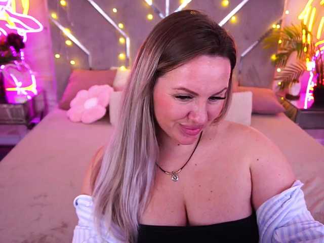 KiraCandyS's BongaCams show and profile