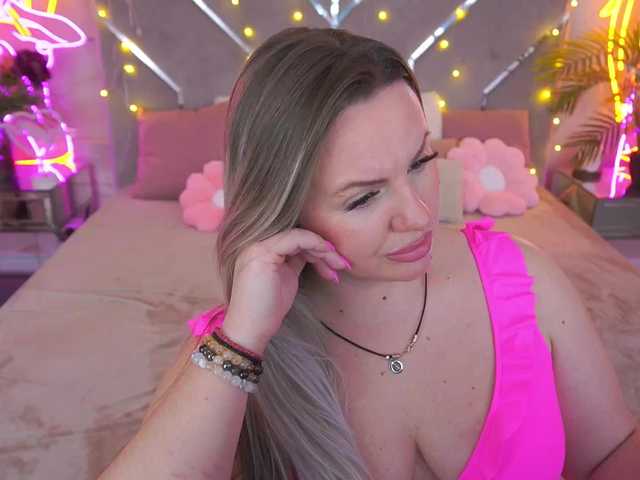 KiraCandyS's BongaCams show and profile